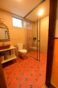 Un baño con ducha, inodoro y lavabo. en Lakshya - The Nature's Farm, en Karungulam