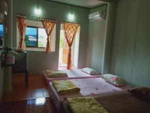 En eller flere senge i et værelse på หมอกอิงธาร รีสอร์ท เขาค้อ