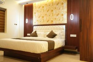 Postel nebo postele na pokoji v ubytování Elite Group Mysore
