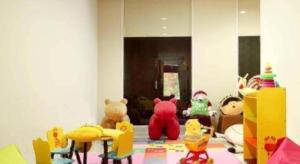 um grupo de bichos de pelúcia sentados em uma sala em Hotel Batik Yogyakarta em Yogyakarta