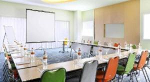 uma grande sala de conferências com uma mesa longa e cadeiras em Hotel Batik Yogyakarta em Yogyakarta mais 129 fotografias