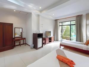 Giường trong phòng chung tại Nattha Waree Hot Spring Resort and Spa +117 ảnh