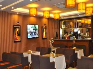 um restaurante com mesas, cadeiras e um bar em Duy Anh Hotel em Hải Dương