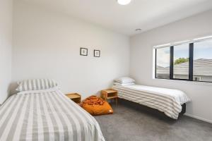 Giường trong phòng chung tại Orowaiti retreat