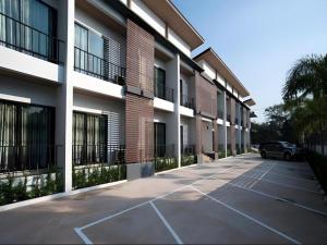 a parking lot in front of a building at Siamgrand Hotel in Ban Nong Saeng
