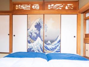 a painting of a wave on the window of a bedroom at tazuraya-seto-一棟貸切-無料駐車場 in Takamatsu