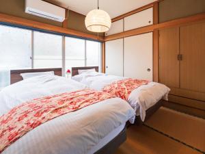 two beds sitting next to each other in a bedroom at tazuraya-seto-一棟貸切-無料駐車場 in Takamatsu +48 photos