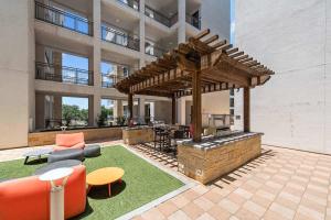 a living room with a patio with a fire pit at Downtown views by the Lake in Austin