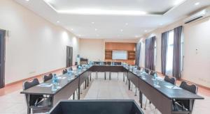 El área de trabajo o centro de convenciones de Ole Suite Hotel 108 fotos más