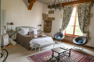 ヴァランスにあるMaison de la Praのベッドと椅子2脚と窓のある寝室 +39枚の写真