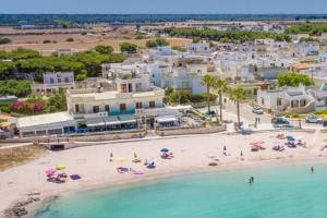 an aerial view of a beach with people and umbrellas at Villa PO in Torre Santa Sabina