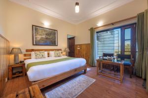 Giường trong phòng chung tại Echor Himalayan Retreat Ranikhet