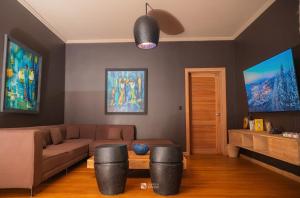 a living room with a couch and a tv at Cocoa Beach Lodge sur Île Nosy Komba in Nosy Komba