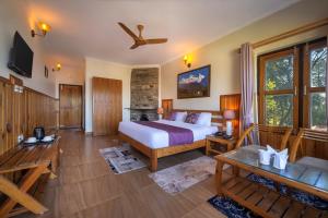 Giường trong phòng chung tại Echor Himalayan Retreat Ranikhet +6 ảnh