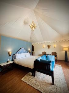 Postel nebo postele na pokoji v ubytování Surpura Bagh - A Luxury Boutique Resort + 95 fotografií