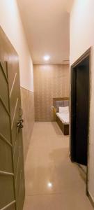 een badkamer met een deur en een kamer met een bed bij Hotel vk palace completly family stay #neartaj#luxurystay in Agra