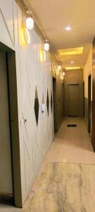 een gang in een gebouw met een muur waarop pijlen staan bij Hotel vk palace completly family stay #neartaj#luxurystay in Agra