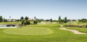 Una vista de un campo de golf con un green en Ilunion Golf Badajoz, en Badajoz