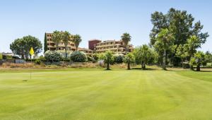 - Vistas a la vegetación de un complejo en Ilunion Golf Badajoz, en Badajoz