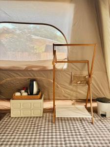 Принадлежности для чая и кофе в PimSook Homestay Riverside ที่พักแม่แตง