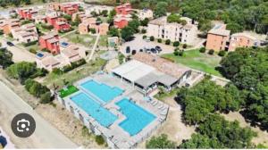 een luchtfoto van een huis met een zwembad bij Résidence Luna, Saint-Cyprien in Porto-Vecchio