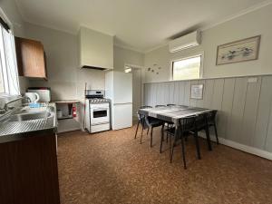 Nhà bếp/bếp nhỏ tại Bemm River Bungalows - Pelican Pad - Bungalow 2 holiday accommodation