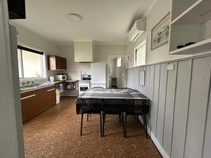 Nhà bếp/bếp nhỏ tại Bemm River Bungalows - Pelican Pad - Bungalow 2 holiday accommodation +43 ảnh