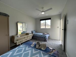 Giường trong phòng chung tại Bemm River Bungalows - Pelican Pad - Bungalow 2 holiday accommodation