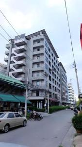 un coche aparcado delante de un edificio alto en Wsotel Hotel, en Ban Saphan Yao