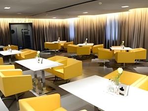 Jinjiang Inn Huizhou Xihu Lake Shuidong Street River View في هويزو: غرفة طعام مع كراسي وطاولات صفراء