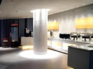 Jinjiang Inn Huizhou Xihu Lake Shuidong Street River View في هويزو: غرفة بها عمود أبيض في المطبخ