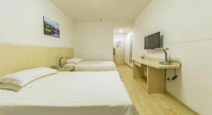 TV a/nebo společenská místnost v ubytování Magnotel Shanghai Henglong Plaza