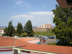 - une vue sur un parking et un bâtiment dans l'établissement Quarto Marrocos, à Chaves