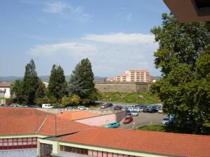 vistas a un aparcamiento y a un edificio en Quarto Marrocos, en Chaves