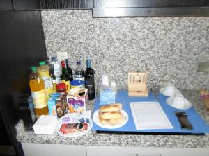 uma mesa com comida e bebidas no balcão em Quarto Marrocos em Chaves