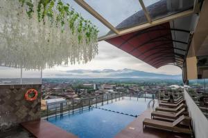 Πισίνα στο ή κοντά στο Java Lotus Hotel Jember