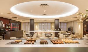 Comida en o cerca de este hotel