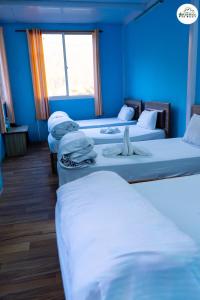 Un pat sau paturi într-o cameră la Natural View Resort