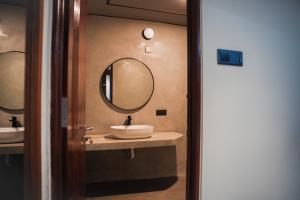 un baño con lavabo y espejo en Bela Ahangama, en Ahangama