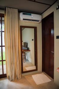 espejo en la esquina de una habitación en Bela Ahangama, en Ahangama