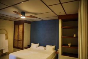 Un dormitorio con una cama y un ventilador de techo. en Bela Ahangama, en Ahangama 3 fotos más