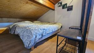 ein kleines Schlafzimmer mit einem Bett und einem Tisch in der Unterkunft Mini cozy au MontBlanc in Sallanches