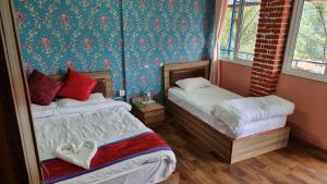 Un pat sau paturi într-o cameră la Natural View Resort