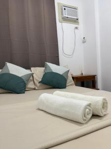 En eller flere senge i et værelse på Isla Pahulay Apartments