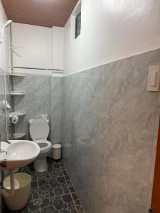 Et badeværelse på Isla Pahulay Apartments