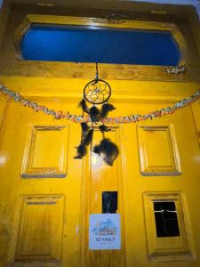 una porta gialla con una catena e un cartello sopra di Royal Mount a Kasol Altre 21 foto