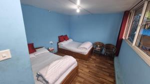 Un pat sau paturi într-o cameră la Natural View Resort