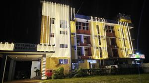 een gebouw waar 's nachts een auto voor geparkeerd staat bij Corcordium by ssr in Bilikere