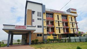 een gebouw met een bord ervoor bij Corcordium by ssr in Bilikere