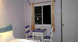 um quarto com uma cama, uma mesa e uma janela em Wattana Hill Resort em Ban Tao Than mais 110 fotografias